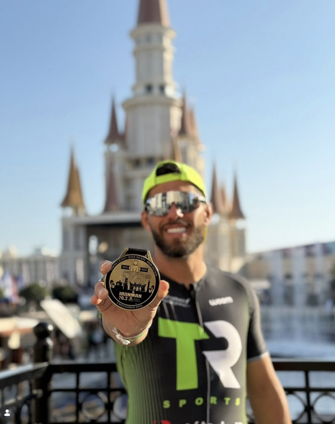 Atleta TR Sports com medalha de Ironman 70.3