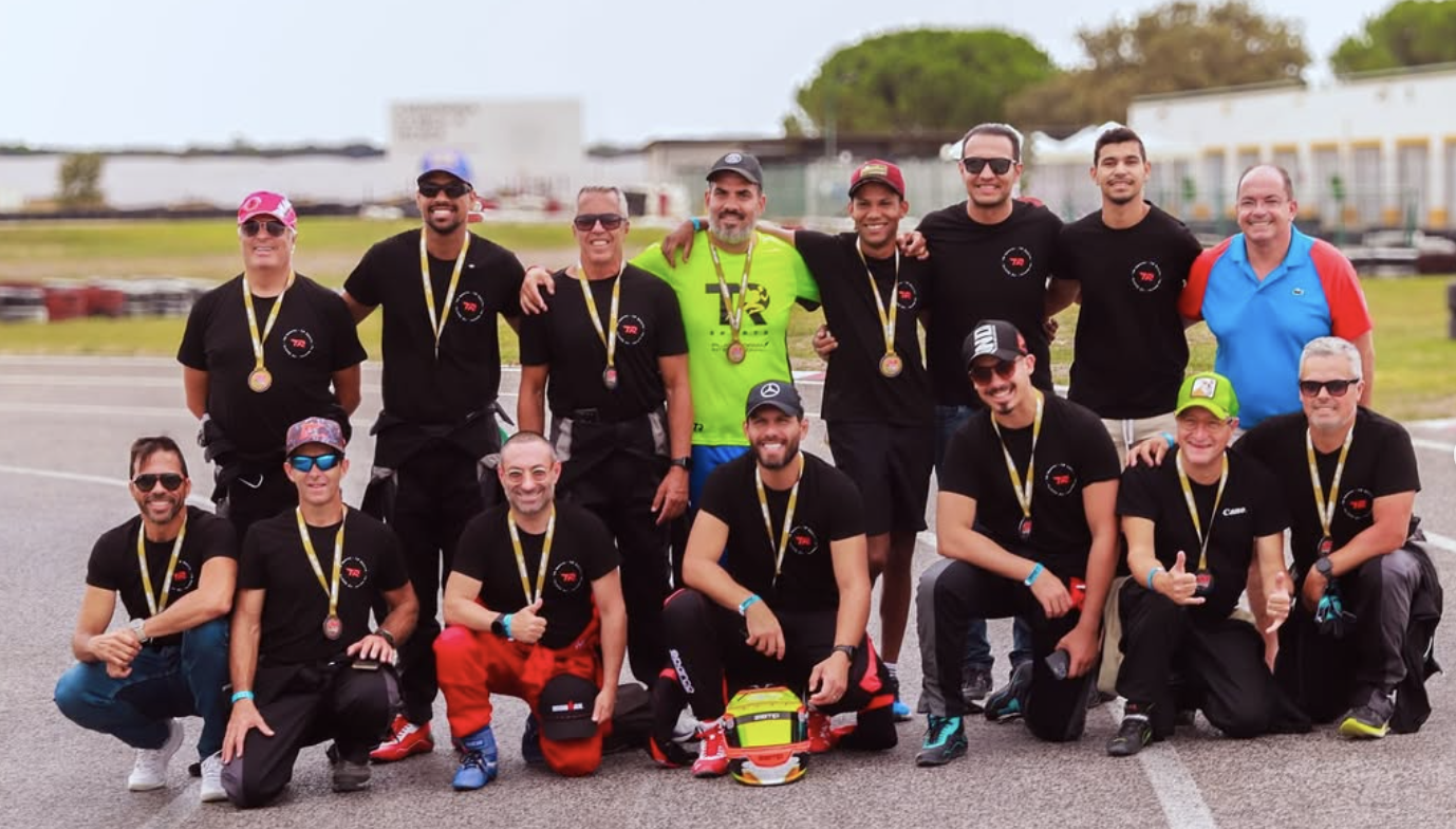 Equipe TR Sports celebrando no kart