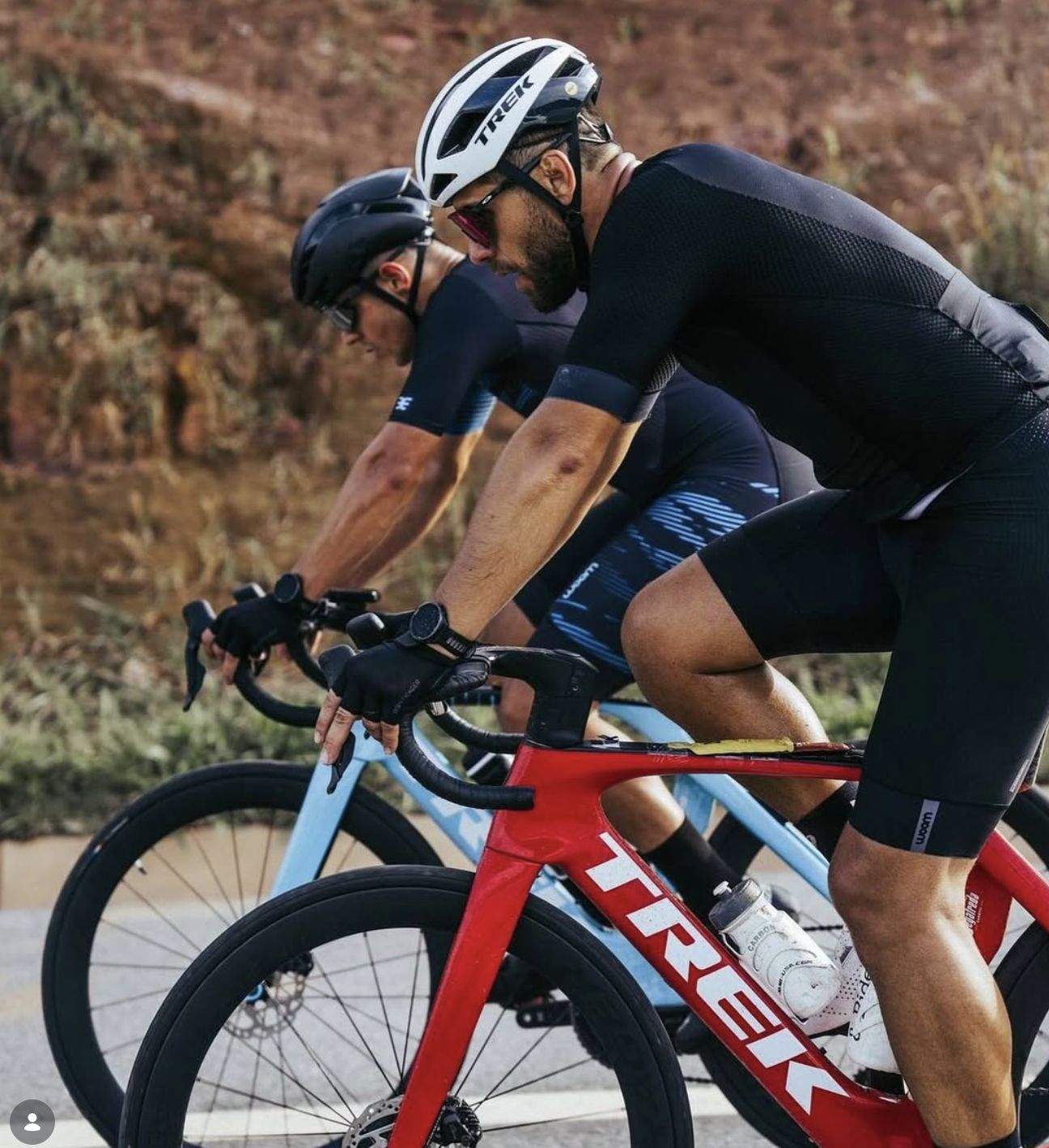 Ciclistas TR Sports em treino de estrada