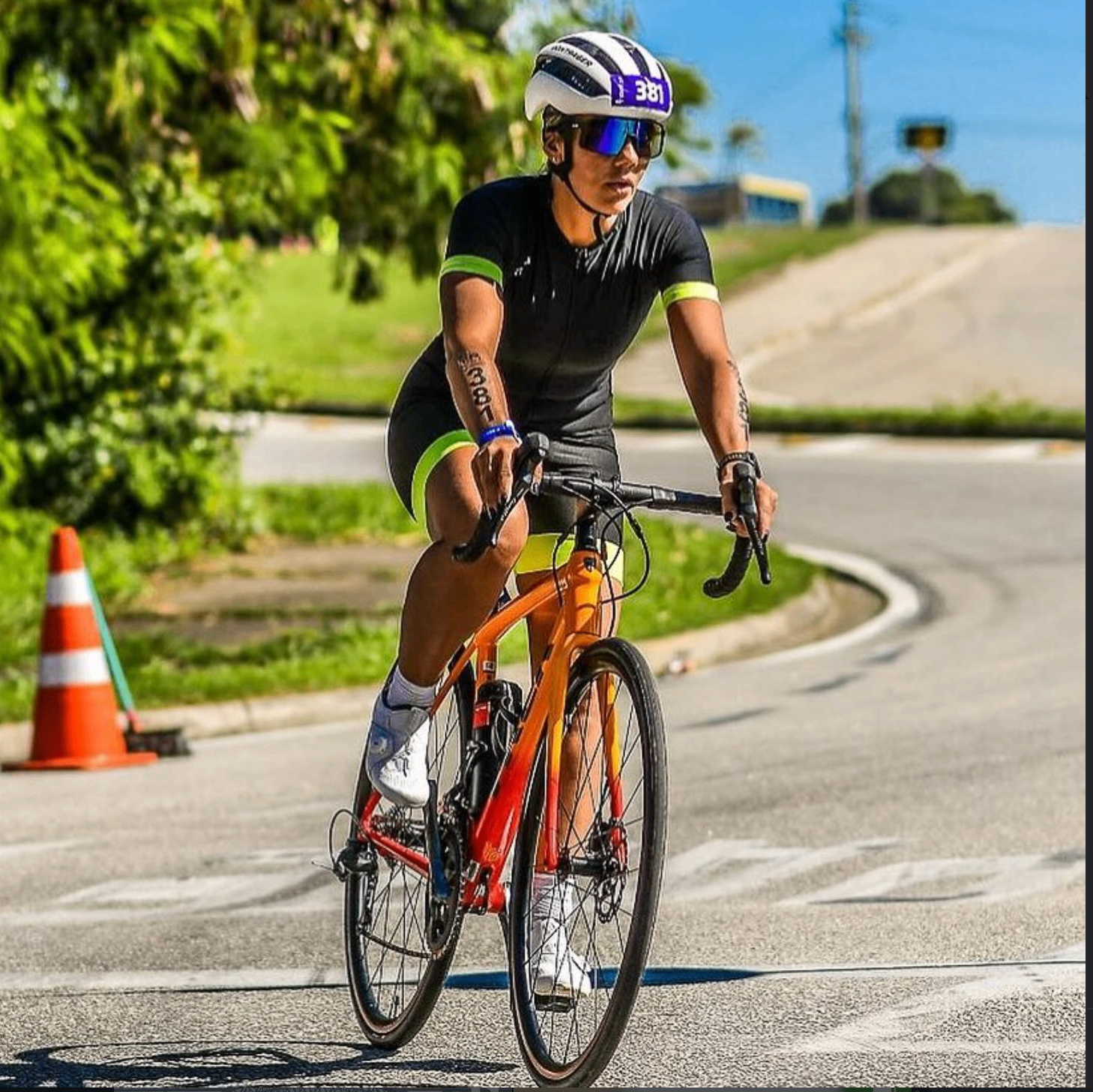 Ciclista ao pôr do sol simbolizando o fogo transformador